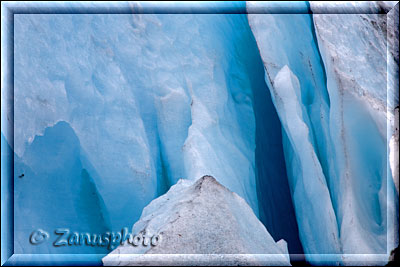 Alaska, die Gäste kommen immer näher an die blauen Gletsacherspalten heran