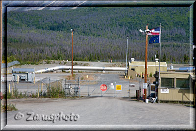 Alaska, Ansicht des Eingangsbereiches der Pumpstation Nr. 12 für den Oil Transport in der Pipeline