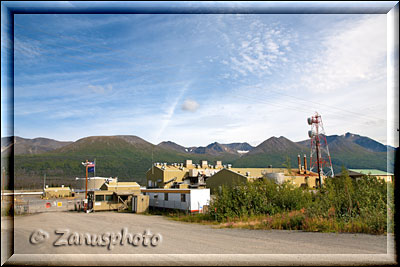 Alaska, Ansicht einer Oil Pumpstation hinter verschlossenen Gitterzäunen