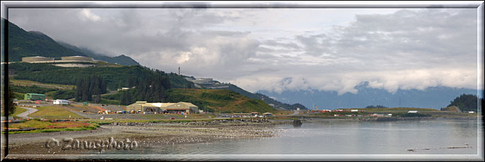 Alaska, unser Blick führt uns über das Oil Terminal in Valdez, leider dürfen wir nicht hinein
