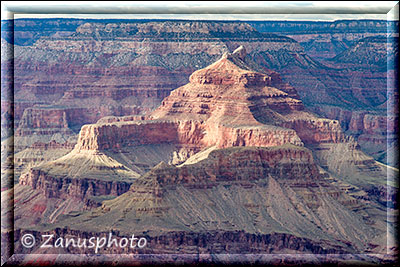 Felsgruppe im Grand Canyon in der Mitte des Colorado River