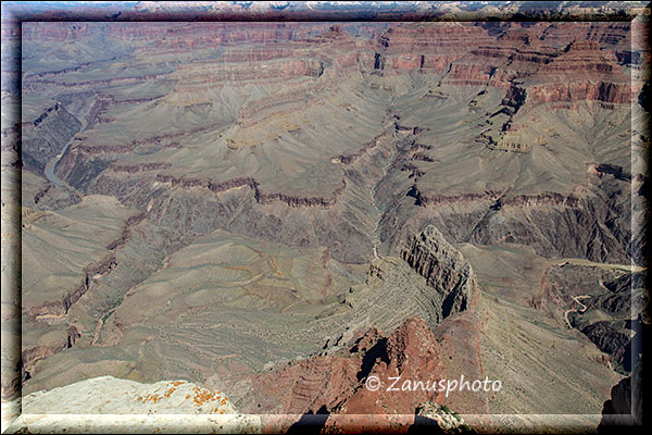 Im Grand Canyon sieht man links im Bild den Colorado River vorbeifliessen