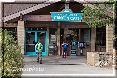 Yavapai Lodge Canyon Cafe mit zulaufenden Besuchern im Grand Canyon Park