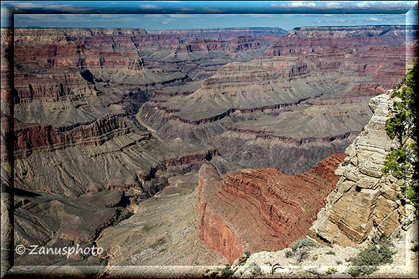 Tiefer Blick vom oberen Rad des Grand Canyon auf den tief unten fliesenden Colorado River