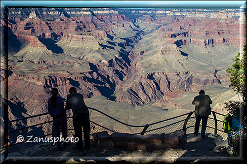 Am Abend schauen einige Besucher in den Grand Canyon hinab