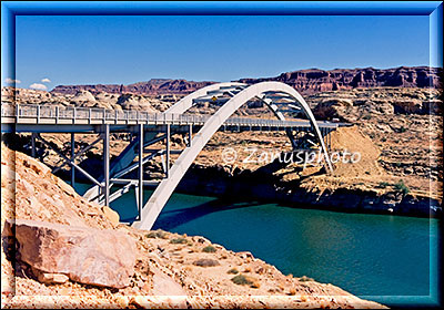 Der Highway 95 führt über die Brücke die über den über den Colorado River verläuft