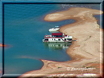 Ansicht am Ufer liegender Boote am Lake Powell
