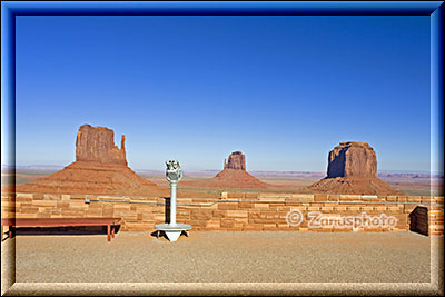 Ansicht auf die drei schönsten Buttes im Monument Valley 