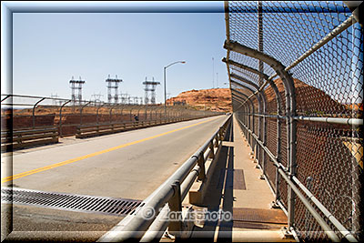 Auf der Brücke über dem Colorado River gibt es keine Möglichkeit einfach in den Canyon zu springen