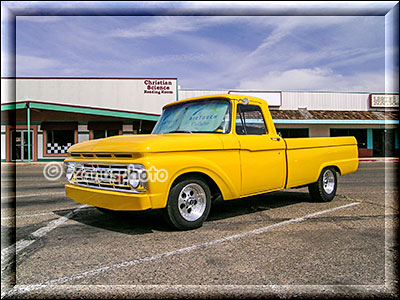 Oldtimer Truck in gelb steht gerade am grossen Parkplatz in Page