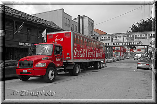 rot eingefärbter Truck in Cannery Row Bereich