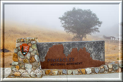 Pinnacles Nationalpark, Eingangschild in den Park