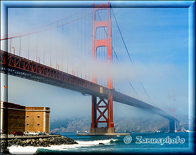 San Francisco, die Golden Gate Bridge mit teilweisen Nebelschwaden umgeben