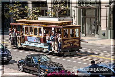 San Francisco, im Financial District ist gerade eine Cable Car unterwegs