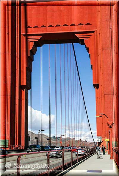 San Francisco, wir schauen gerade durch einen riesigen Bogen der Golden Gate Bridge