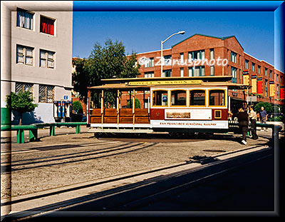 San Francisco, ein Cable Car Wagen wird auf einer Drehscheibe in die richtige Fahrtrichtung gedreht