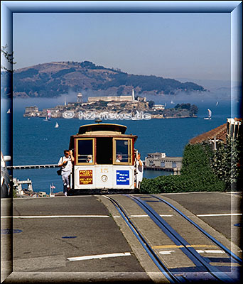 San Francisco, eine Cable Car kämpft sich den Hügel hoch