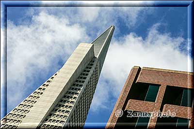 San Francisco 2, die Trans America Pyramid zeigt sich neben eimem rechteckigen Gebäude