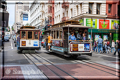 San Francisco 2, in der Powell Street begegnen sich zwei Cabel Car Wagen