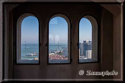 San Francisco 2, die verglasten Fenster des Coit Towers bringen einige Spiegelungen ins Bild
