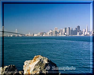 San Francisco 2, am frühen Morgen schauen wir wieder über die Bay auf die Bay Bridge und die Skyline