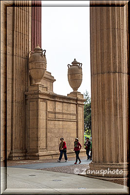 San Francisco 3, Palace of Fine Art, das Bild zeigt einen Grössenvergleich von Besuchern und Säulen