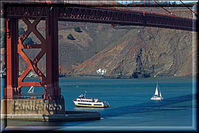 San Francisco 3, ein Ausflugboot kommt von der Hyde Bay Area unter der Bridge hindurch gefahren