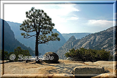 Yosemite - Panorama Trail, bevor wir nach unten schauen reicht unser Blick nochmals in die Landschat hinein