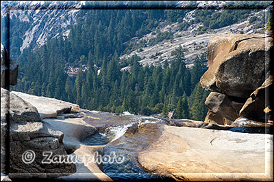 Yosemite - Panorama Trail, wenig Wasser fliesst  gerade vor uns über die Felskante
