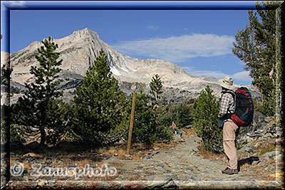 Yosemite - Saddlebag Lake, Wanderin ist unterwegs am Twenty Lakes Gebiet