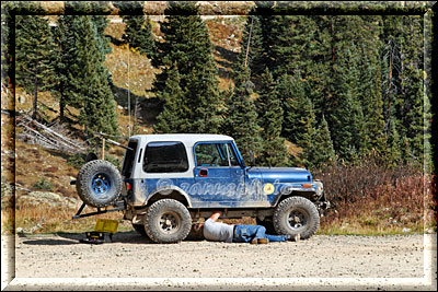 Alpine Loop Road, Günther aus Kanada werkelt gerade an seinem Jeep 