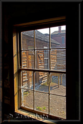 Aus dem alten Fenster schauen wir auf den Hauseingang des Hauses