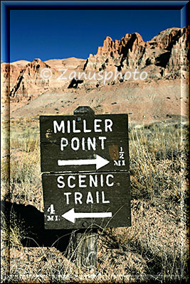 Wegkreuzung am Trail nach rechts oder nach links abbiegen