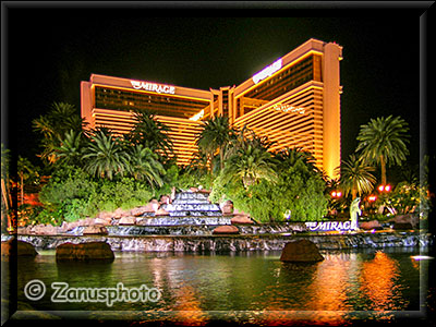 Wasserlandschaft am Mirage Hotel bei Nacht