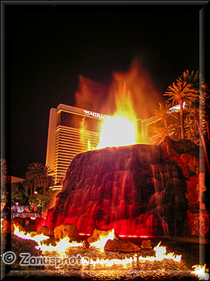 Feuerspeiender Volcano am Mirage Hotel bei Nacht in Aktion