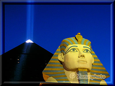 Nachts an der Sphinx mit blauem Laserstrahl