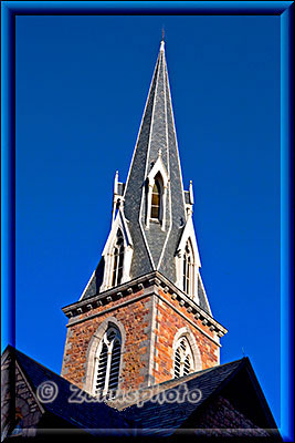 Kirchturm ragt in den blauen Himmel