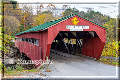 Covered Bridge mit roten Seitenwänden