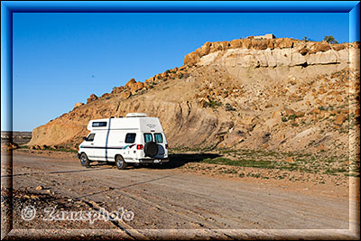 Camper parkt an einem Hügel der Bist Wilderness north