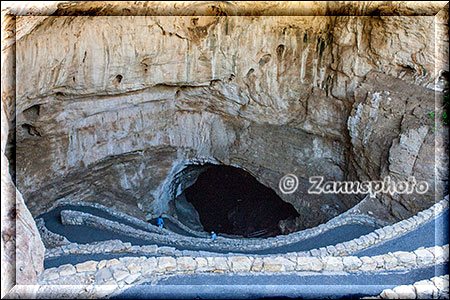 Carlsbad Caverns, in Serpentinen führt der Weg direkt nach unten zum Eingang der Carlsbad Caverns