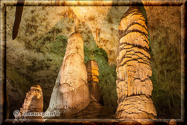 Carlsbad Caverns, dicke und hohe Stalagmiten sind von unten in die Höhe gewachsen