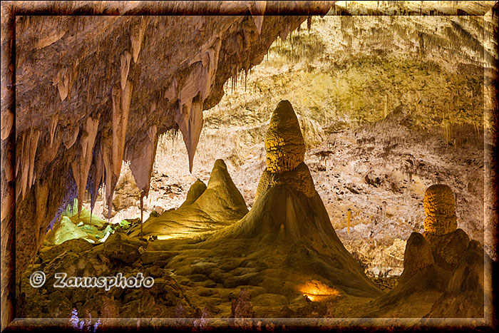 Carlsbad Caverns, im Big Room blicken wir durch eine der Höhlen