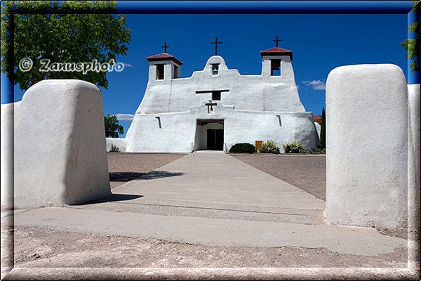 Isleta Pueblo mit weisser Adobe Kirche