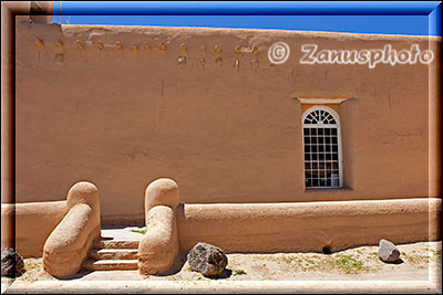 Seitenansicht der Kirche in Rancho de Taos