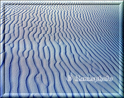 Von Wind und Wasser geformte Strukturen im Sand