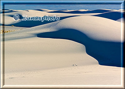 Lange Schatten werfen die Sanddünen im White Sands wenn die Sonne sich dem Horizont nähert