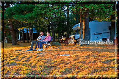 Camper sitzen auf ihrer Campsite