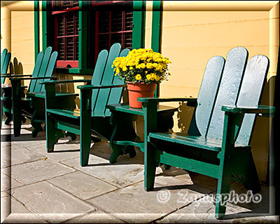 Adirondack Chair, der Urgartenstuhl vor einem Hotel