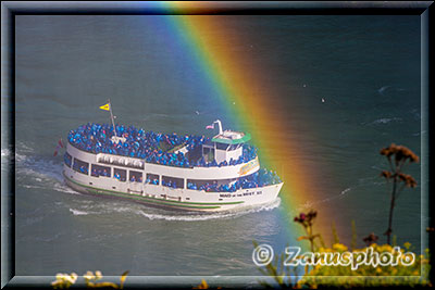 Regenbogen über dem Tourboot