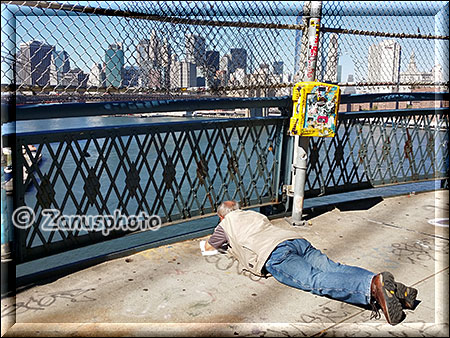 Fotograf liegt auf der Manhattan Bridge